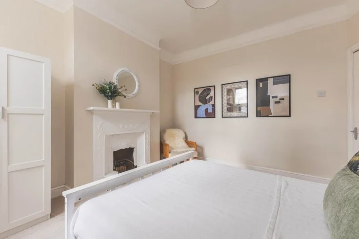 Flat Holland Road in Greater London