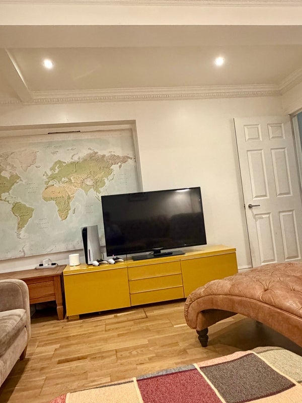 Room Killyon Road in Greater London