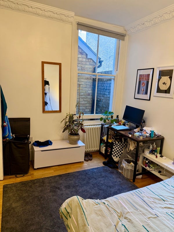 Room Killyon Road in Greater London