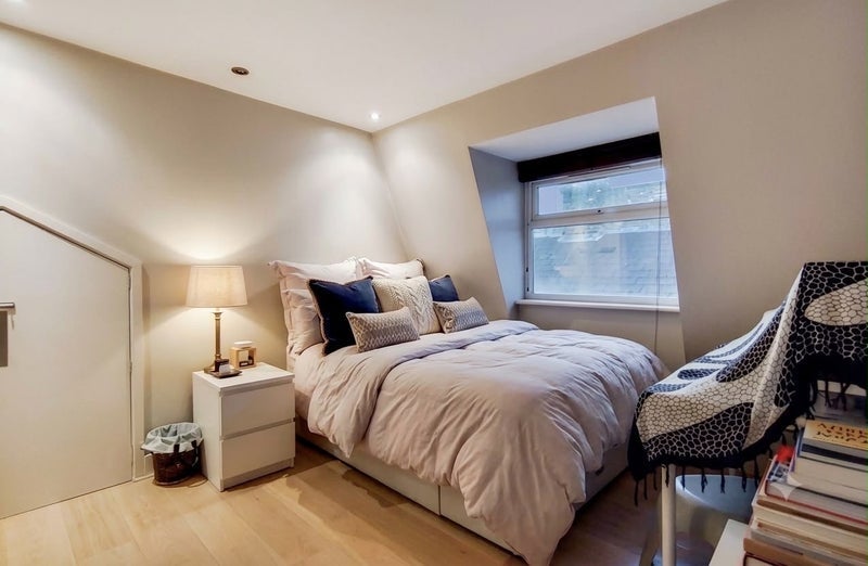 Room Hazelbourne Road in Greater London