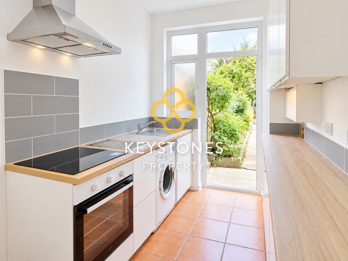 House Radnor Crescent in Greater London