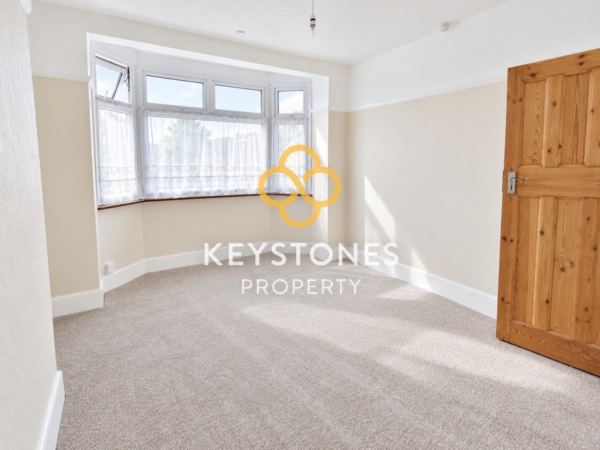 House Radnor Crescent in Greater London