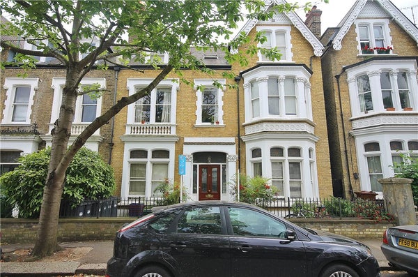 Flat Walpole Gardens in London