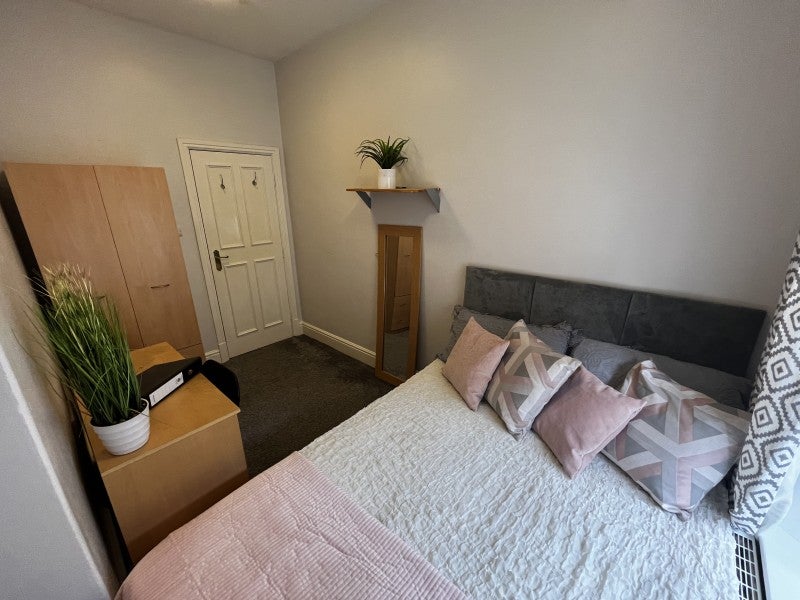 Room Cumberland Road in Leeds