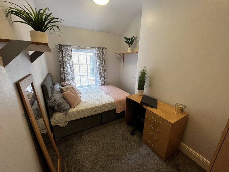 Room Cumberland Road in Leeds