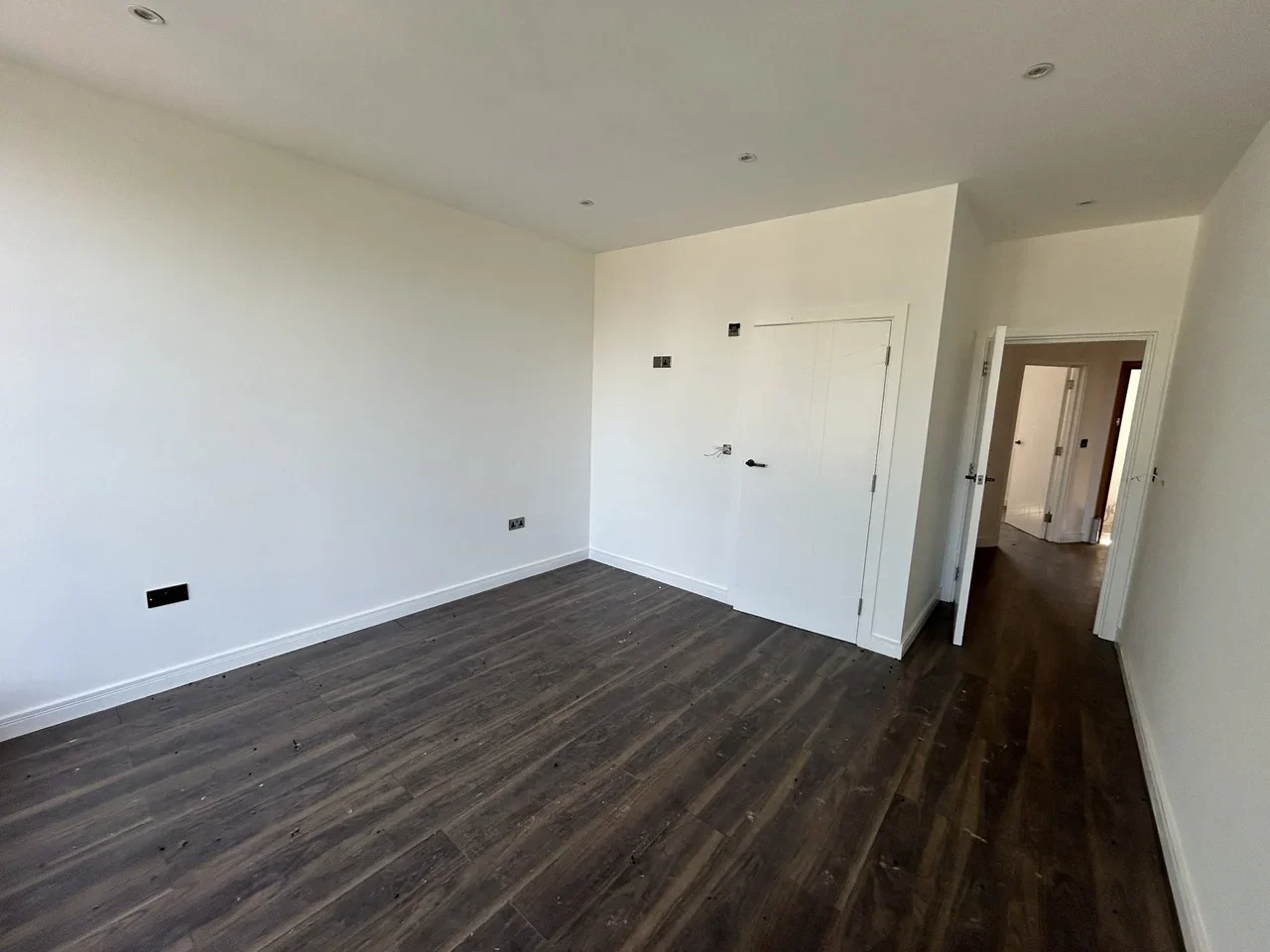 Flat Robins Court in Greater London