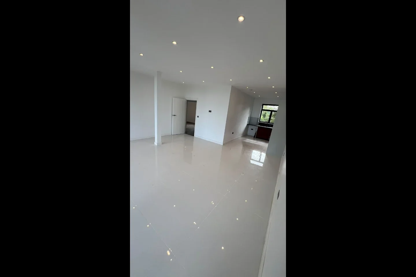 Flat Robins Court in Greater London