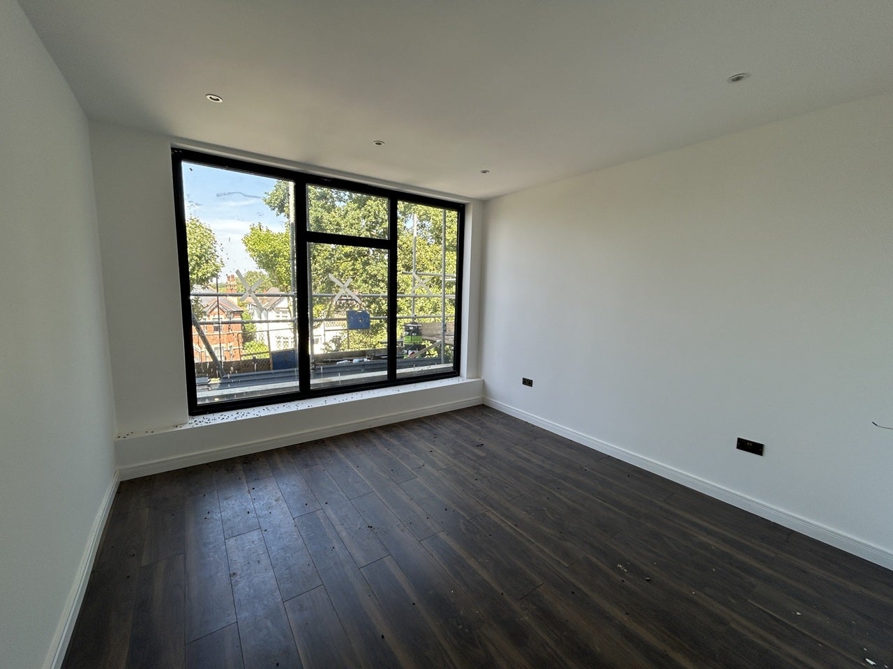 Flat Robins Court in Greater London