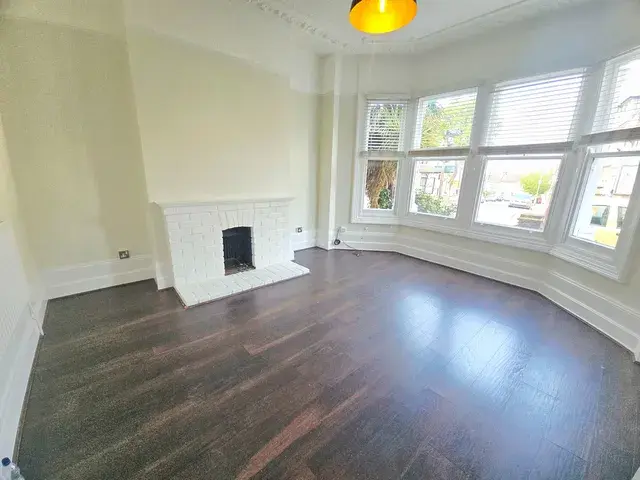 Flat Westcliff Avenue in Southend-on-Sea