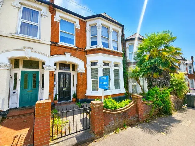 Flat Westcliff Avenue in Southend-on-Sea