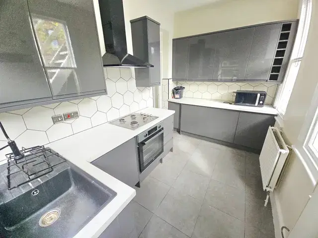Flat Westcliff Avenue in Southend-on-Sea
