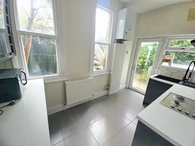 Flat Westcliff Avenue in Southend-on-Sea