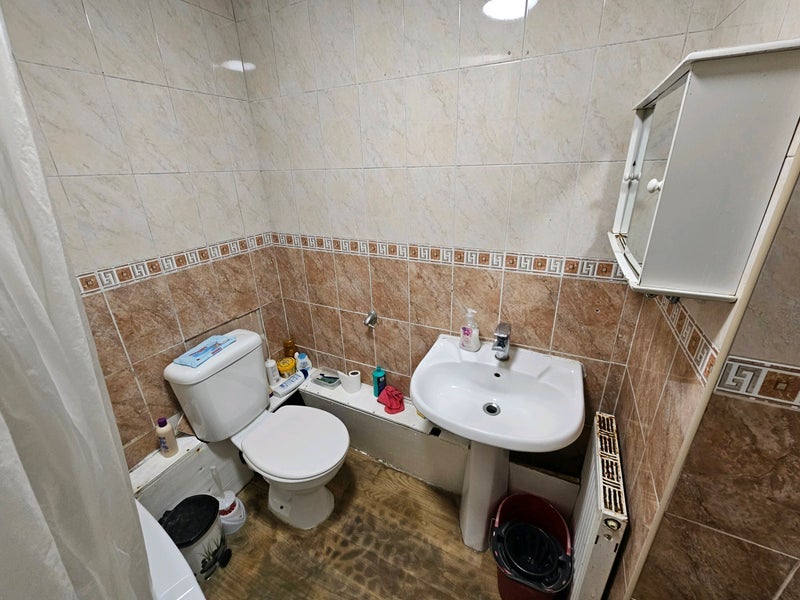 Room Bruce Road in Greater London