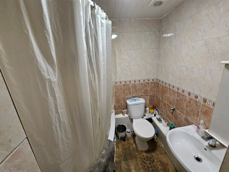 Room Bruce Road in Greater London
