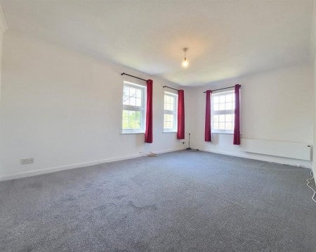 Flat Crowthorne Road in Bracknell