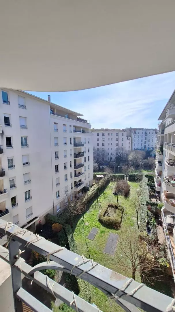 Flat Avenue Lacassagne in Lyon