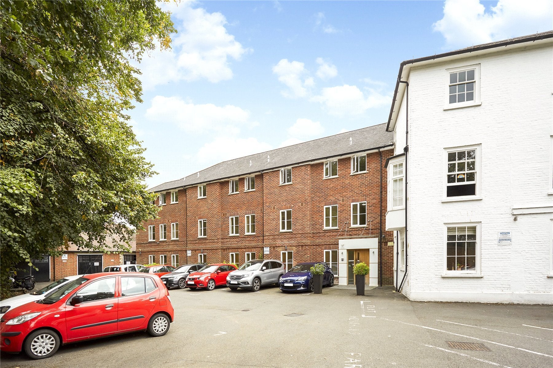 Flat Weston Green Road in Elmbridge