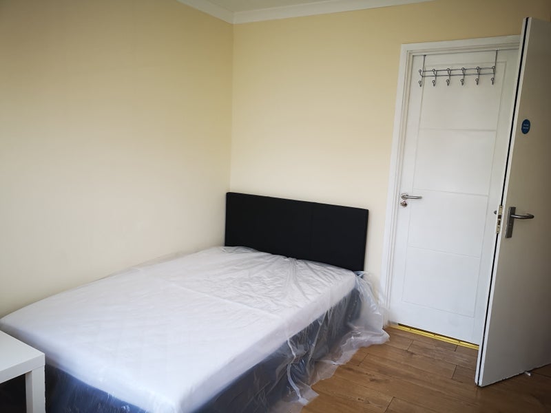 Room Floyd Road in Greater London