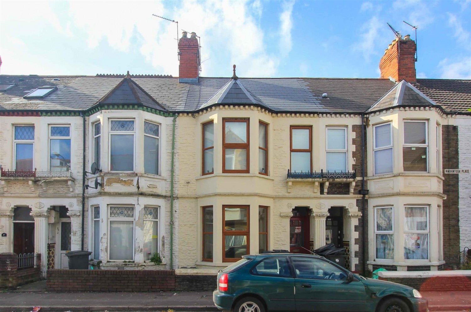 Flat Mackintosh Place in Cardiff