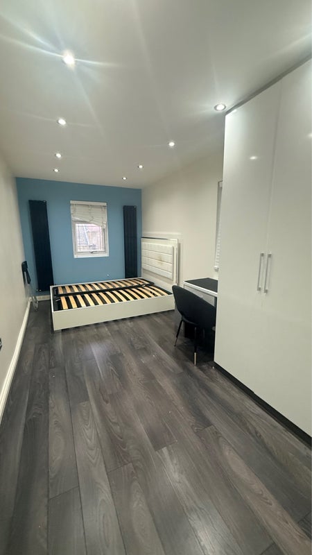Room St. George's Road in Greater London