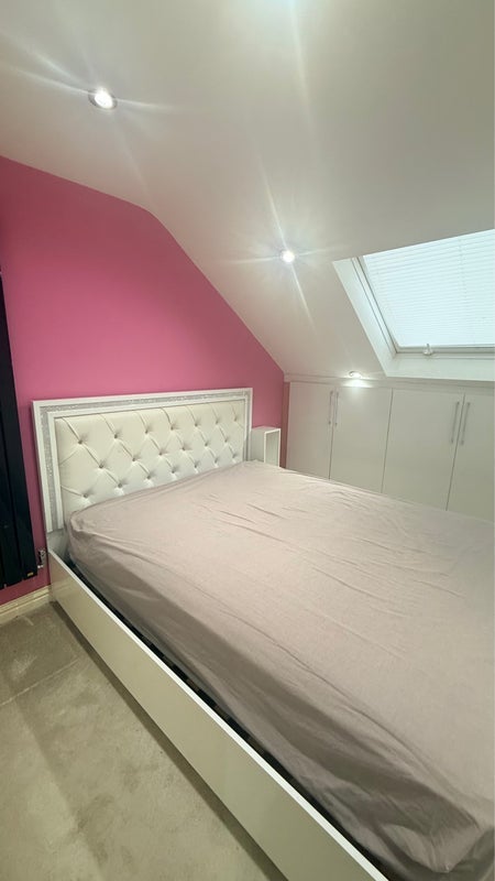 Room St. George's Road in Greater London