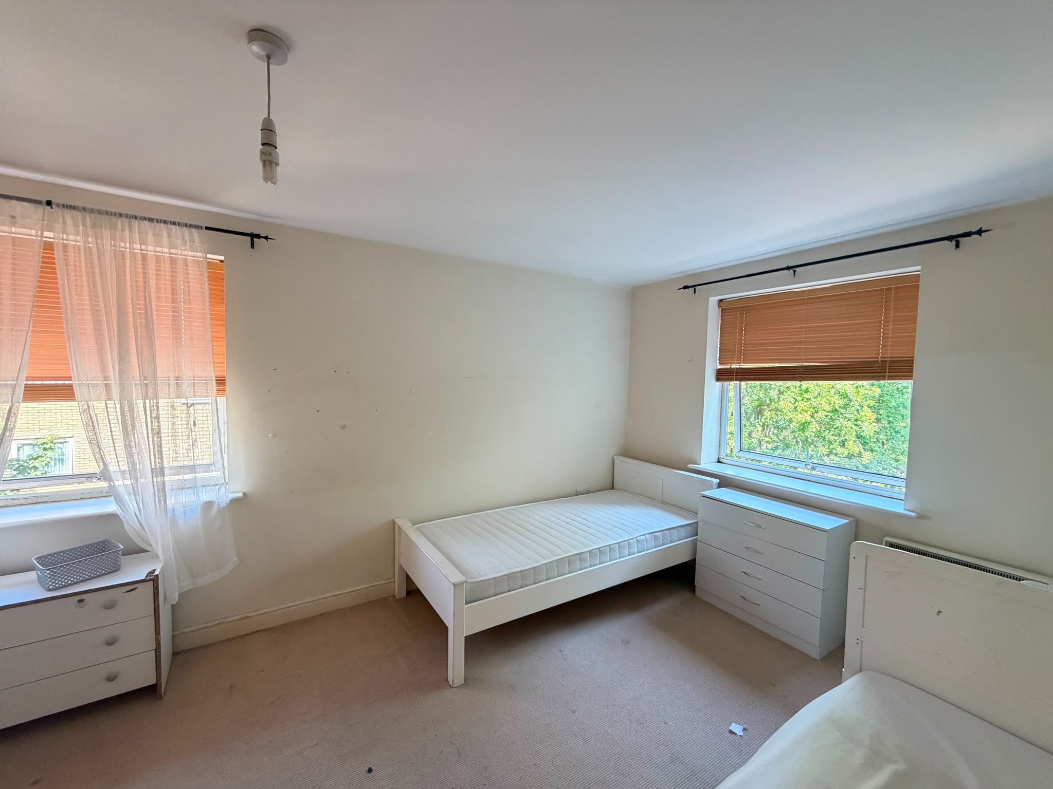 Flat Bounds Green Road in Greater London