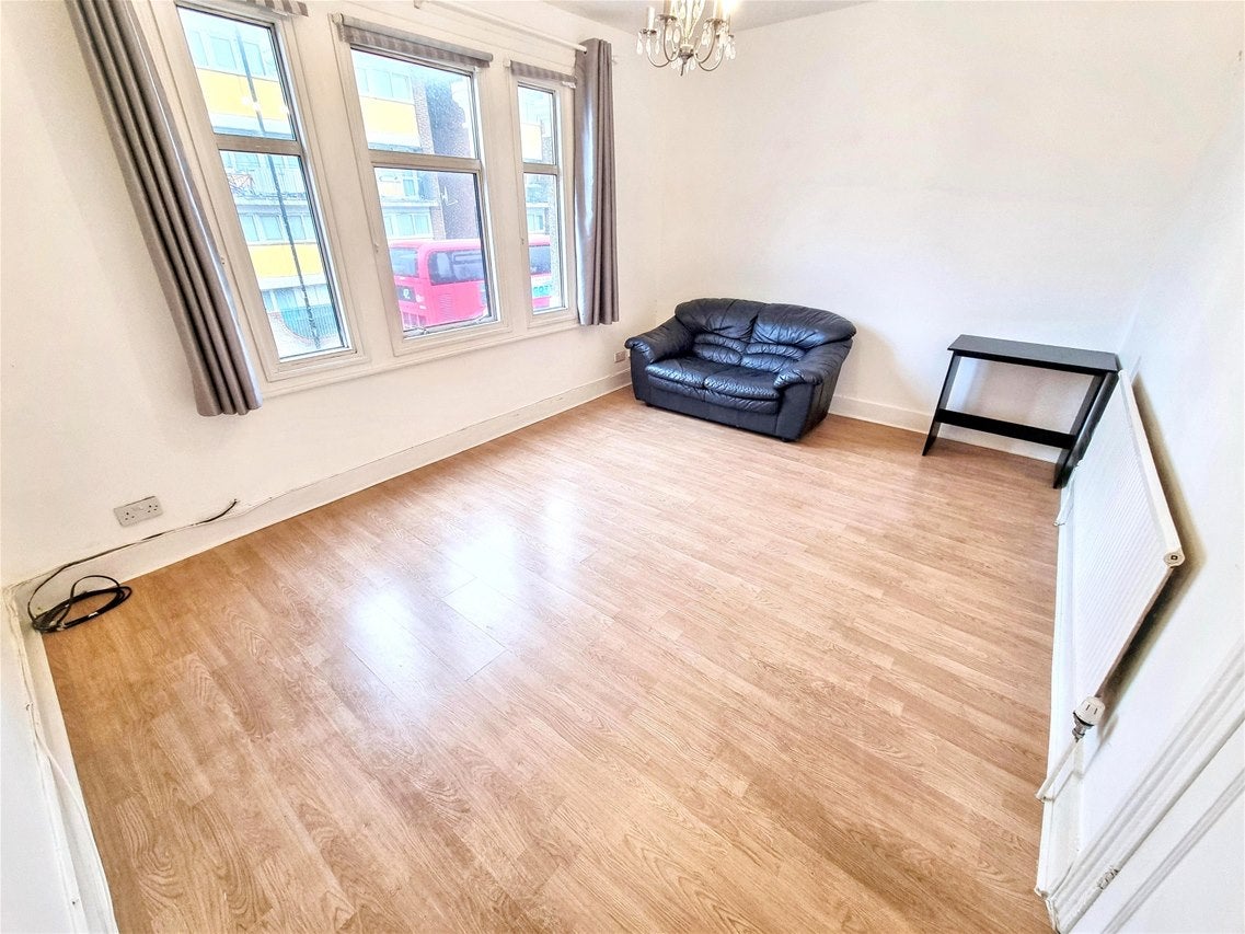 Flat Plaistow Road in Greater London
