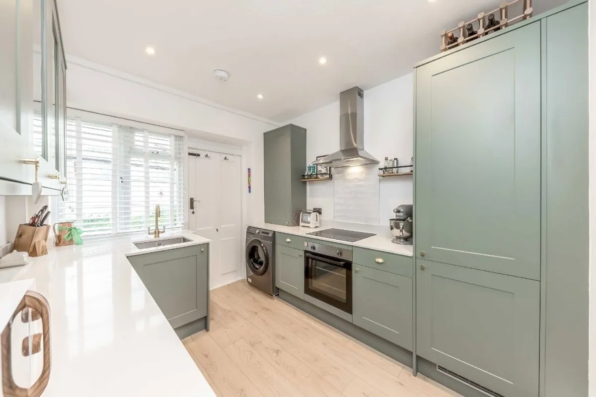 Flat Barrow Road in Greater London
