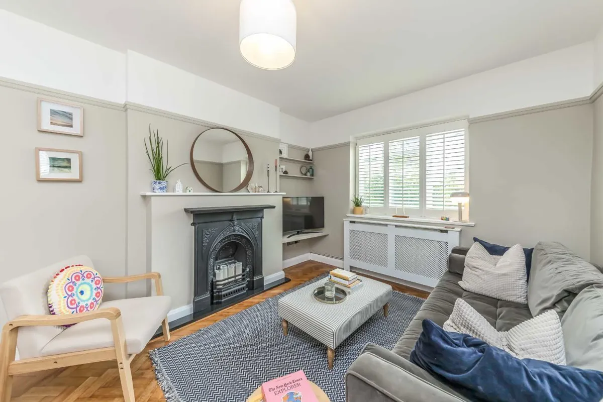 Flat Barrow Road in Greater London