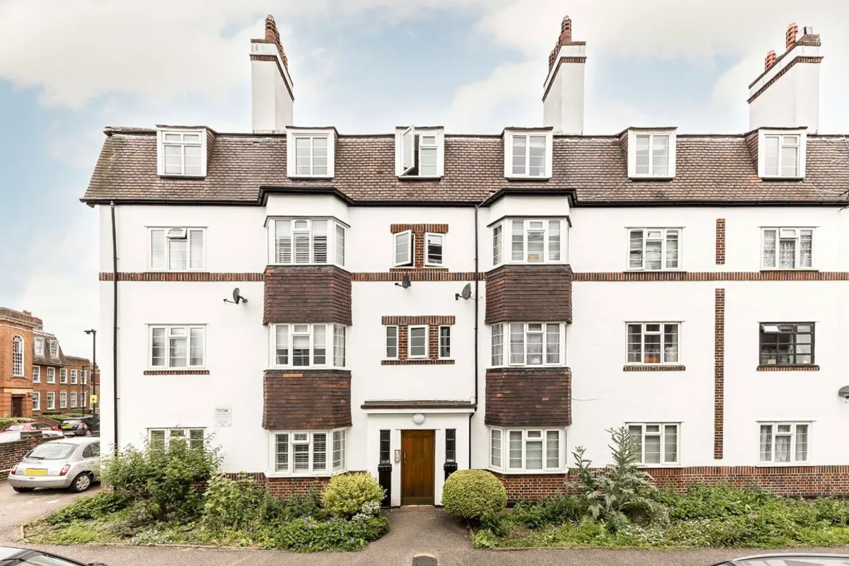 Flat Barrow Road in Greater London