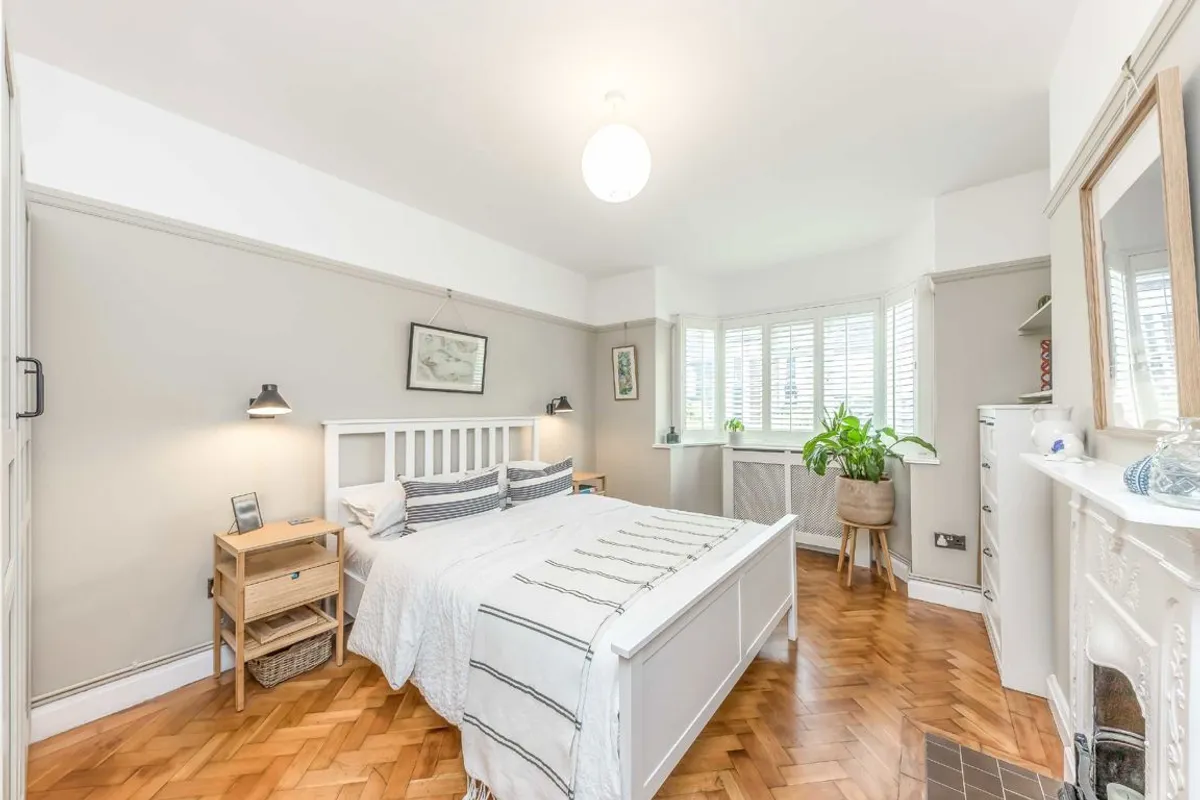 Flat Barrow Road in Greater London