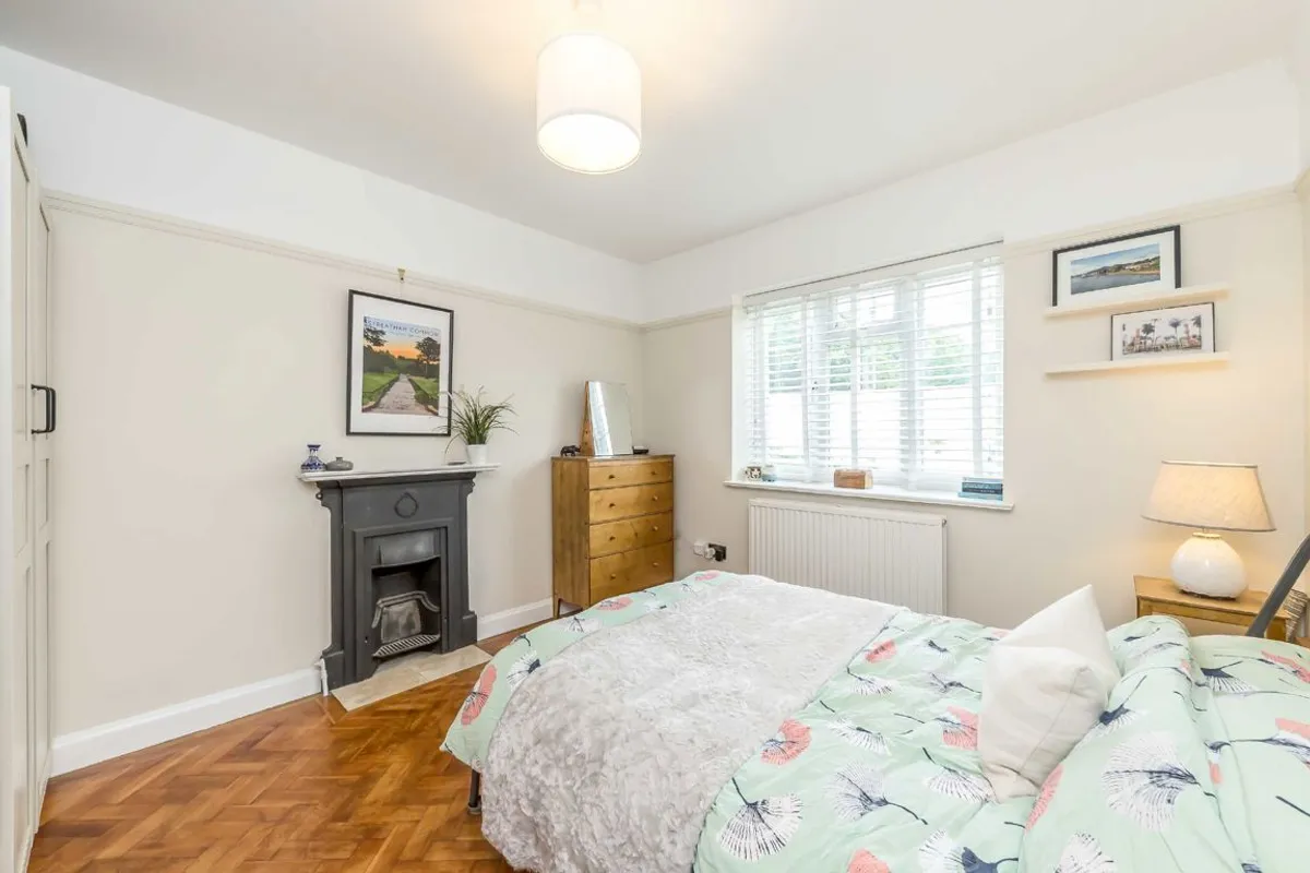 Flat Barrow Road in Greater London