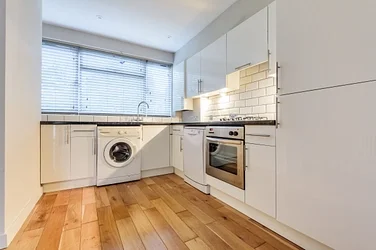Flat Chatham Road in Greater London