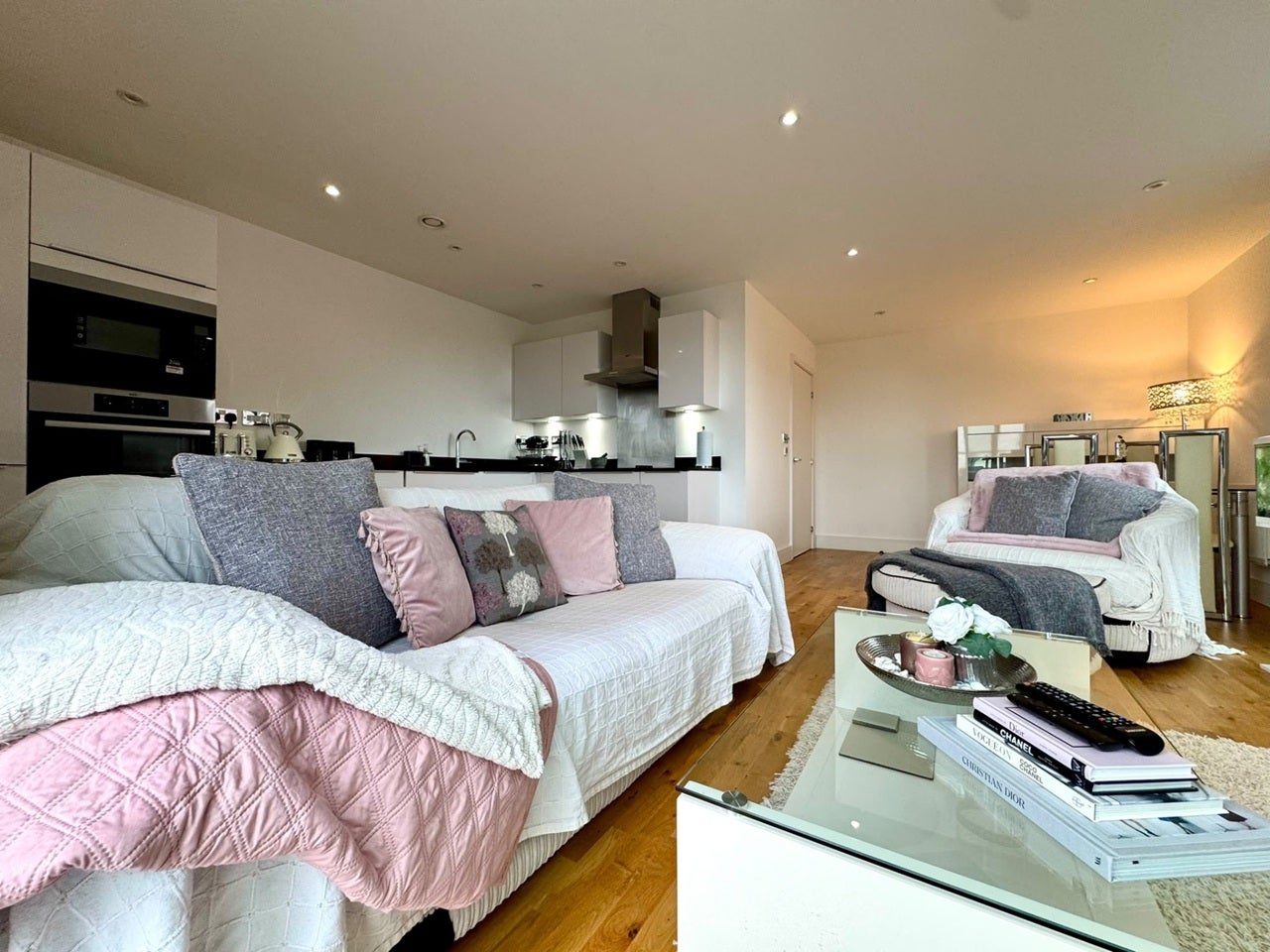 Flat Leven Road in Greater London