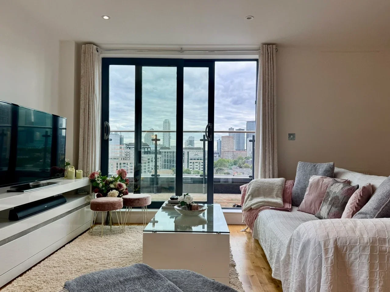 Flat Leven Road in Greater London