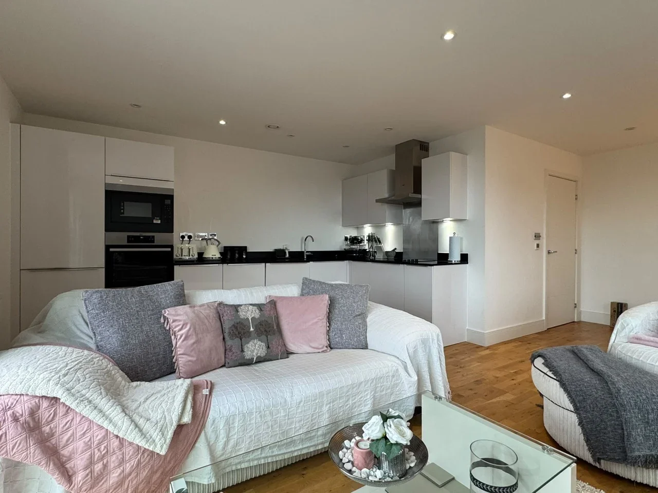 Flat Leven Road in Greater London