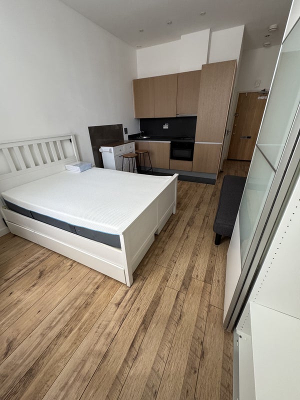 Flat Bromyard Avenue in Greater London