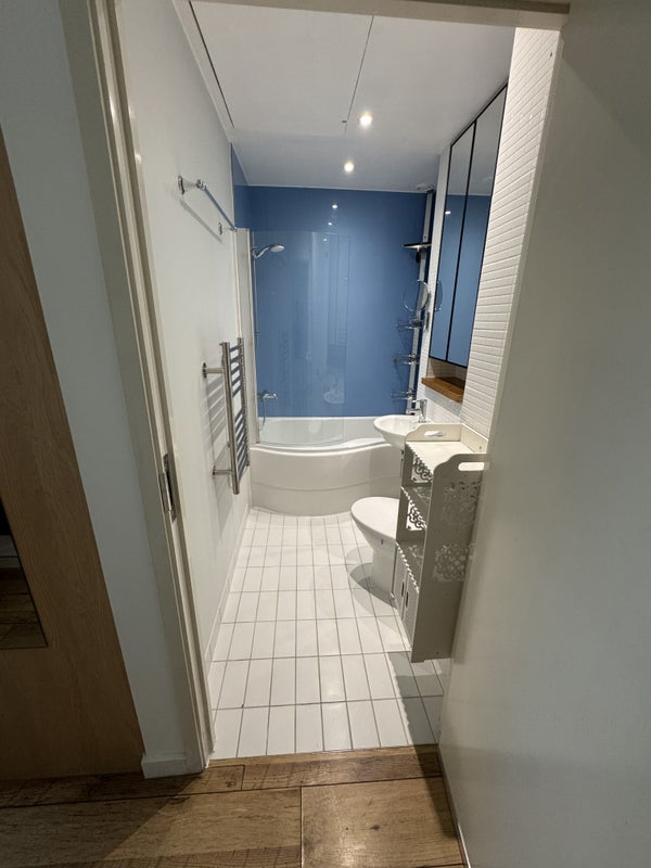 Flat Bromyard Avenue in Greater London