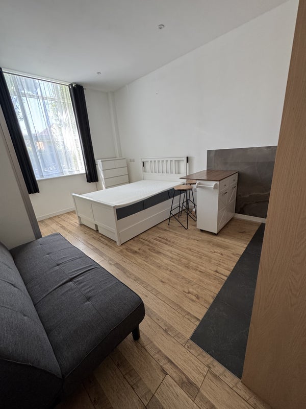 Flat Bromyard Avenue in Greater London