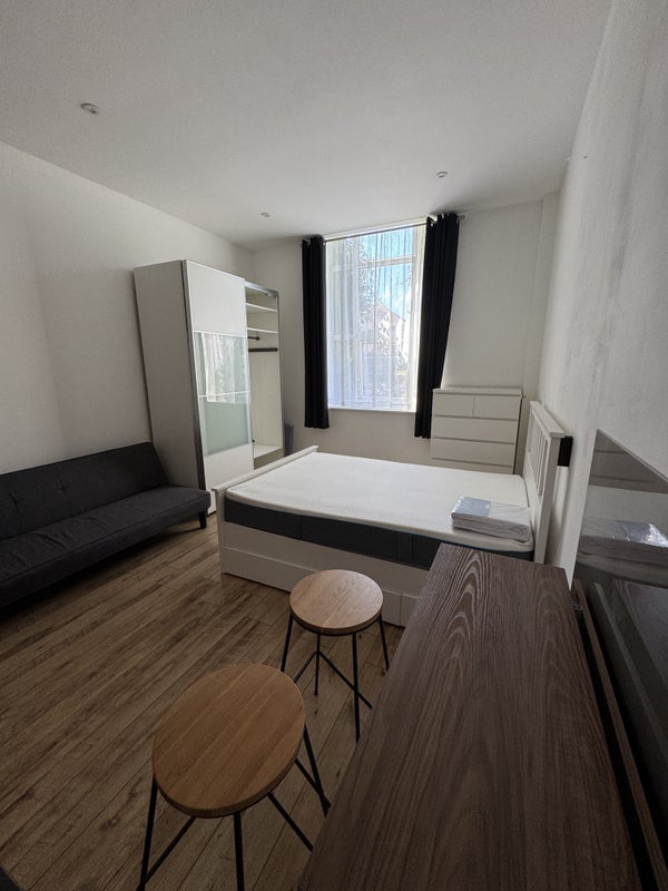 Flat Bromyard Avenue in Greater London