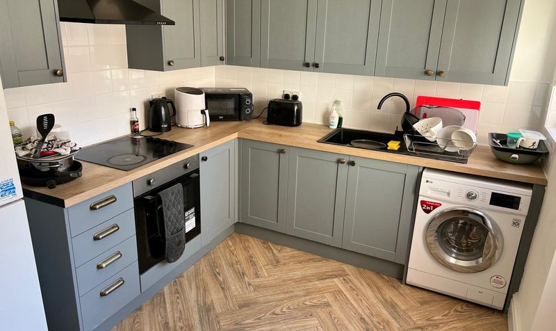Room Calton Avenue in Liverpool