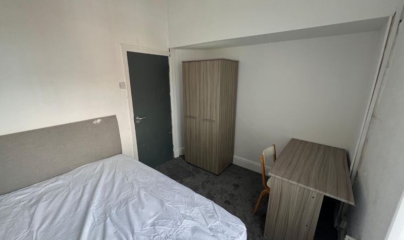 Room Calton Avenue in Liverpool