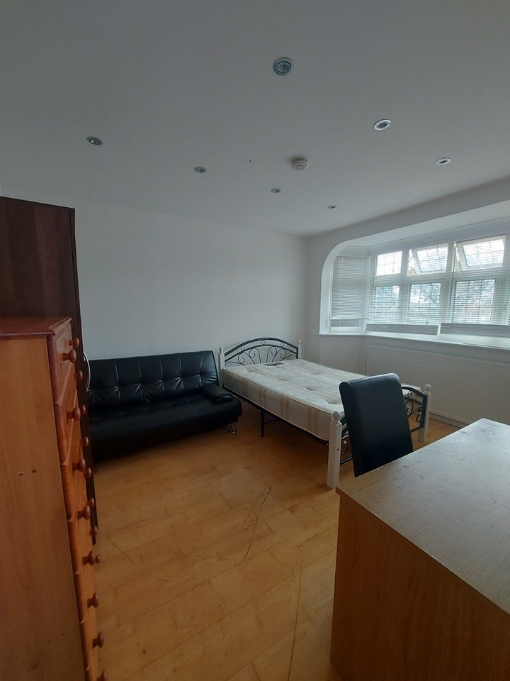 Room Wycherley Crescent in Greater London