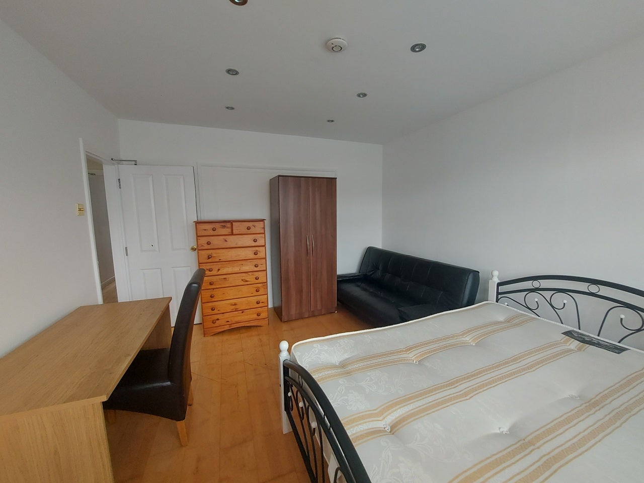 Room Wycherley Crescent in Greater London