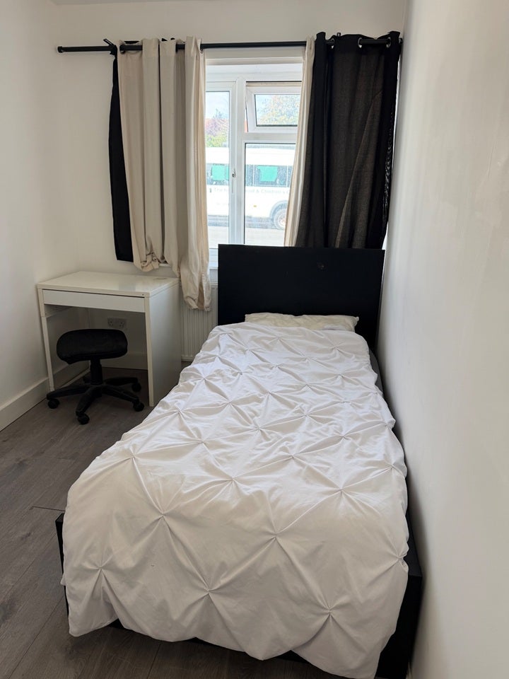 Room Hyde Crescent in Greater London