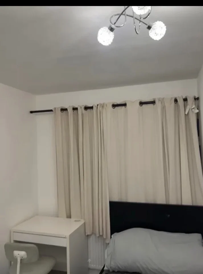 Room Hyde Crescent in Greater London