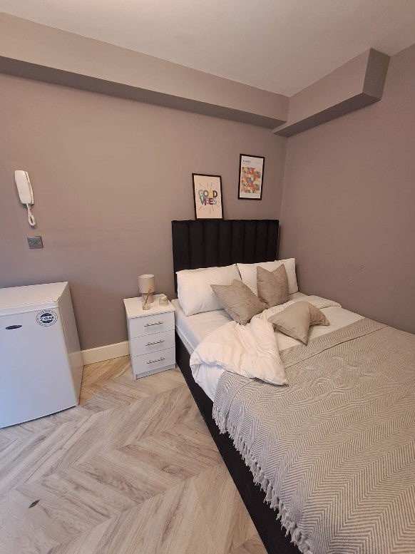 Room Thornton Avenue in Greater London
