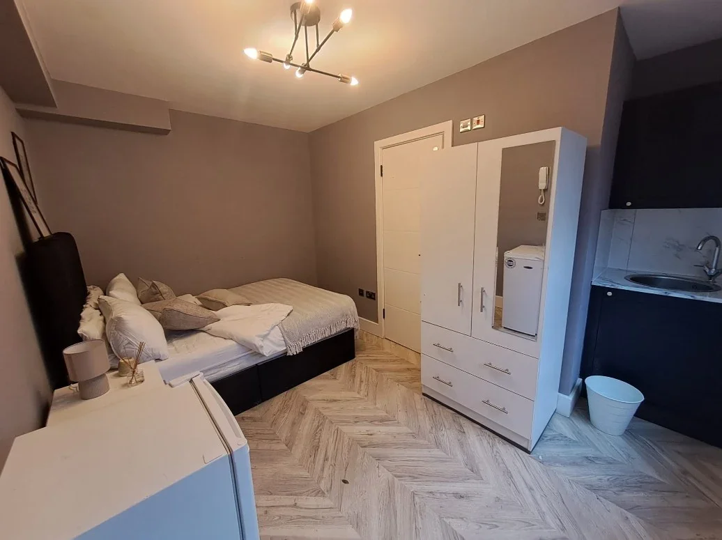 Room Thornton Avenue in Greater London