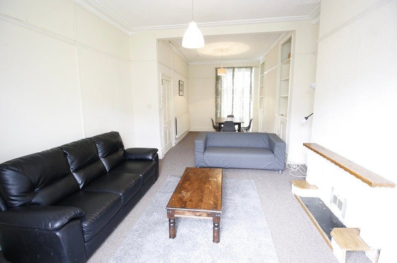 Room Woodville Road in Cardiff