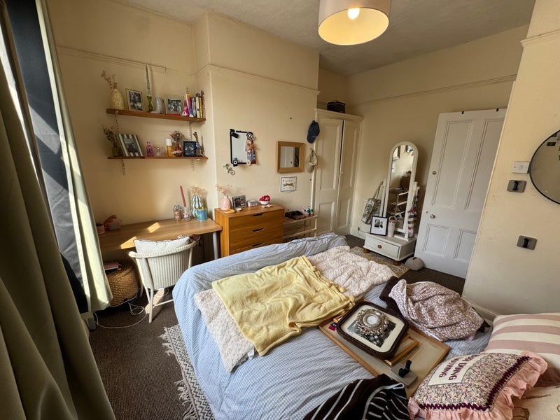 Room Woodville Road in Cardiff